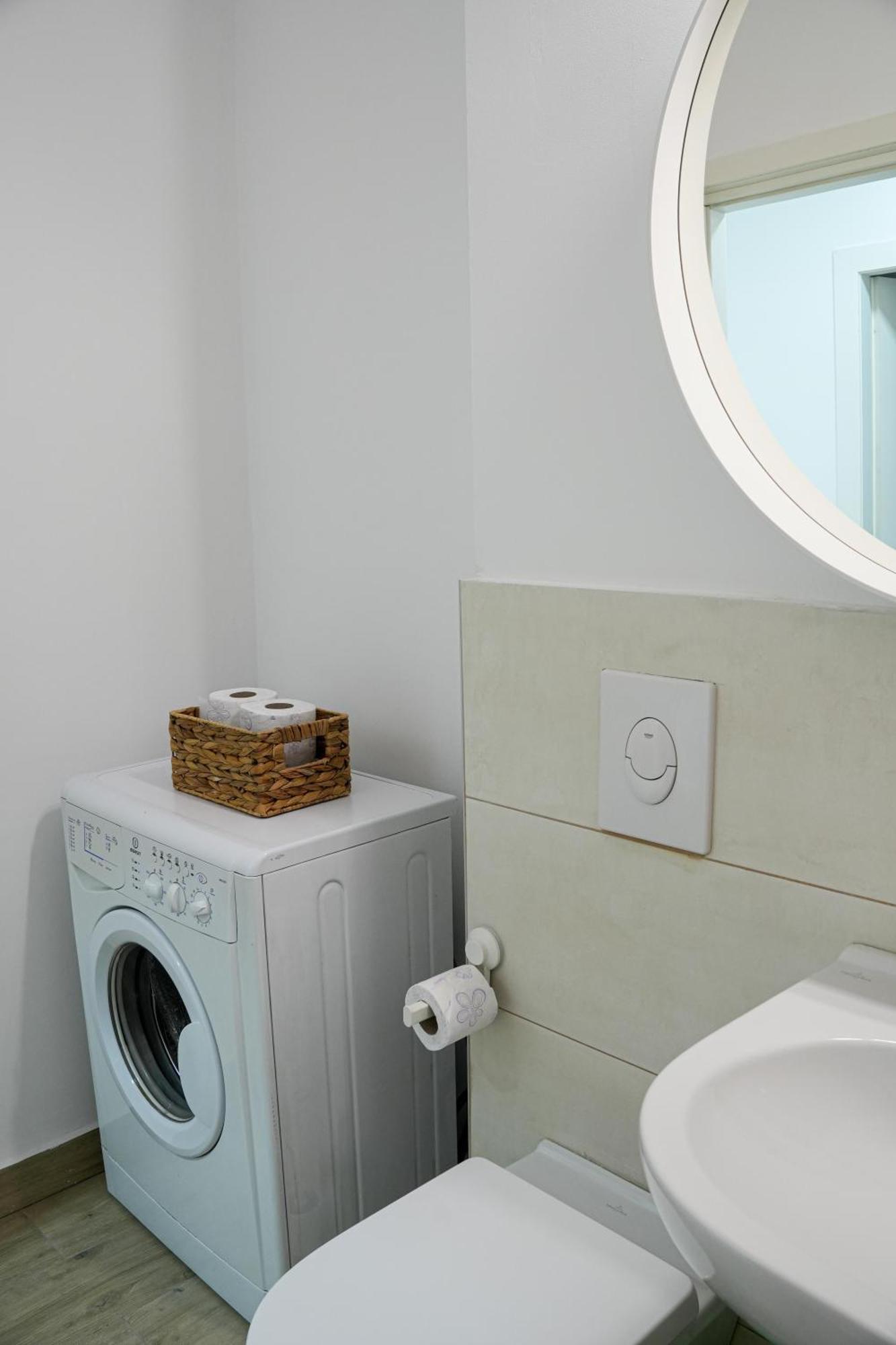 Gabi - Chic Apt With Parking Close To Veranda Mall Bukarest Eksteriør billede